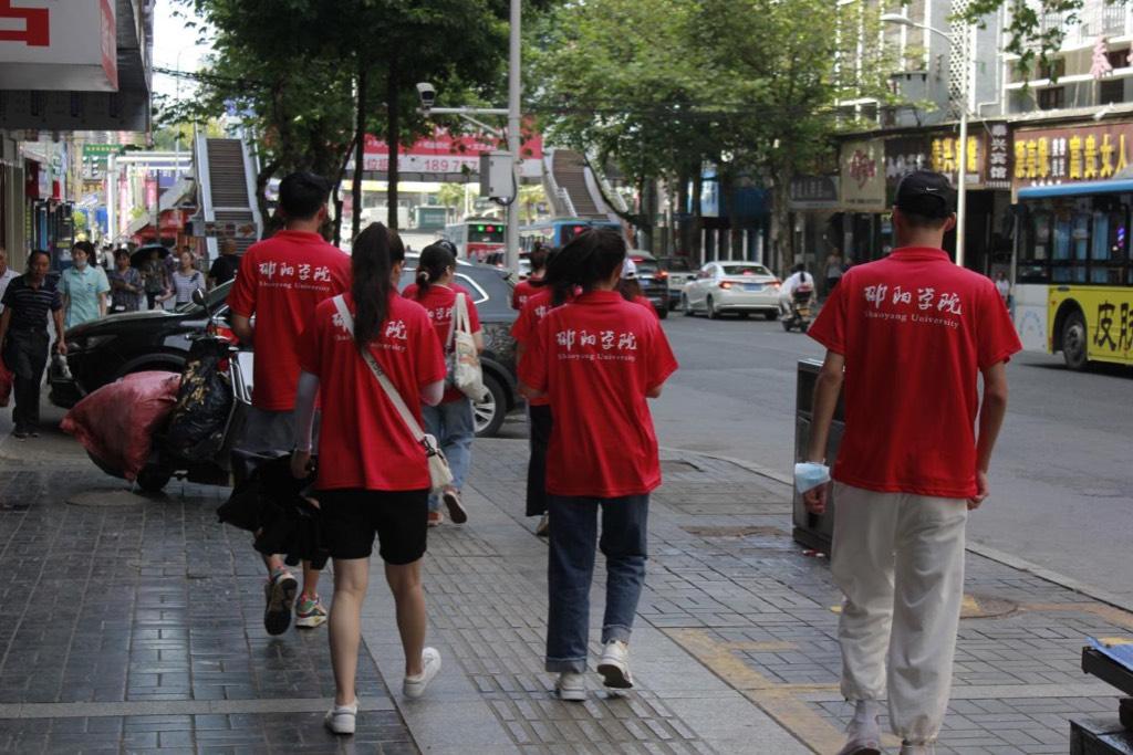 图为志愿者前往八路军驻湘通讯旧址