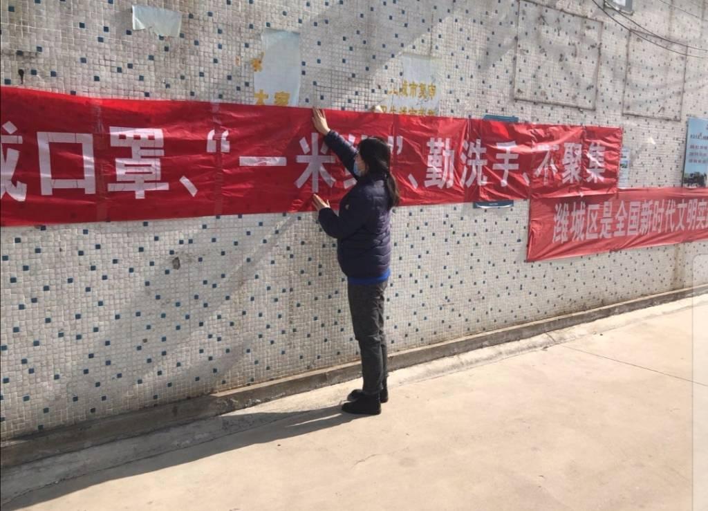 图为机电与车辆工程学院19级车辆工程二班寒假社会实践小队成员正在进行防疫宣传工作。