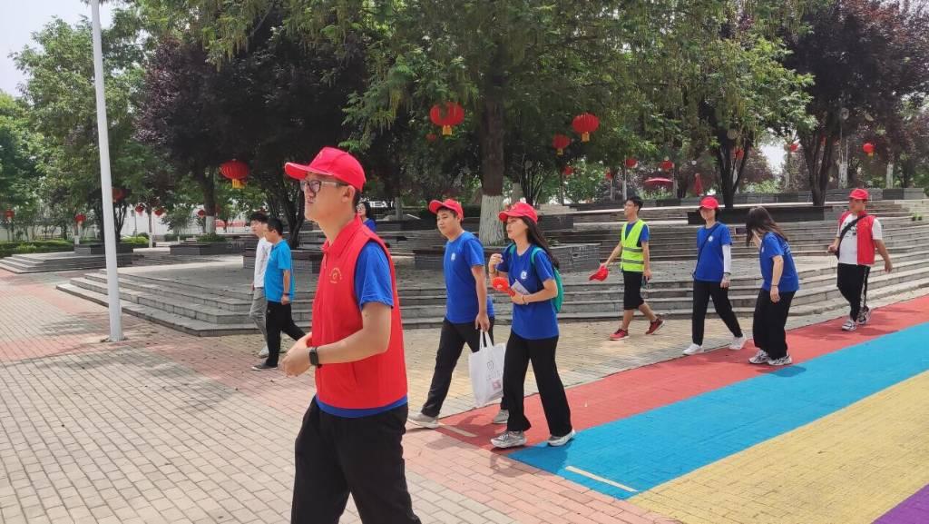 图为实践团成员们前往村庄实地观察。