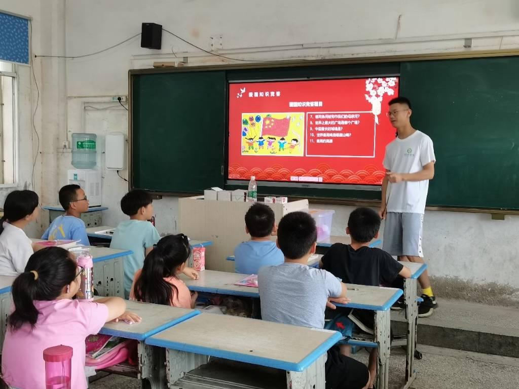 图为湖北第二师范学院刘洲中心小学公益书院夏令营二组成员正在上《我是祖国小哨兵》的特色课程，在进行爱国知识竞答，同学们都十分活跃，积极认真回答问题。