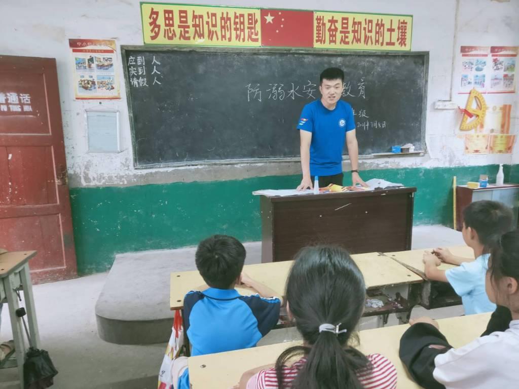 图为李寨村小学实践人员调查同学们对溺水防范以及自救互救知识了解