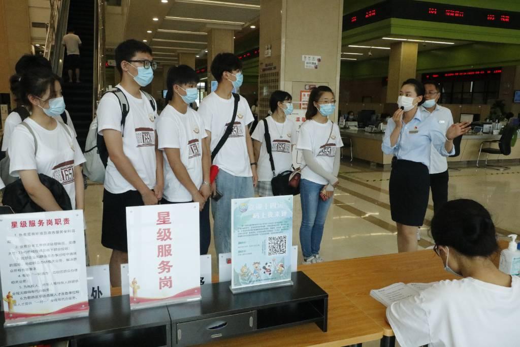 西安市鄠邑区市民之家讲解员向实践队做市民之家综合办理区的介绍