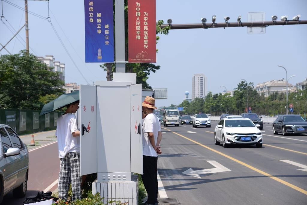 “雷达汇智”实践团副队长杨秀峰带领团队成员前往淄博高新区智能信号灯控制系统试点路段中润大道，协助技术人员安装调试毫米波雷达，同时进行路段车流量与信号灯时长情况的实地观测。