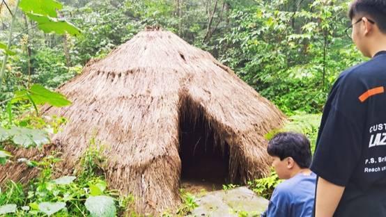 图为团队成员在参观红二十八军的居住地