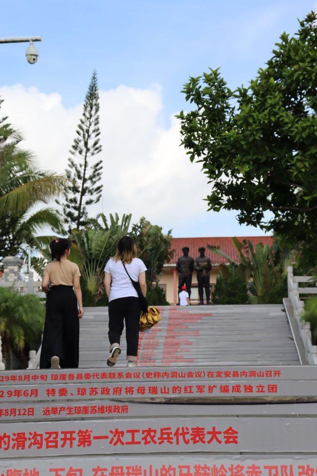 图为团队成员走上展览馆门前台阶的情景。脚踏的每一步都是对历史的重温哥对前辈的缅怀。