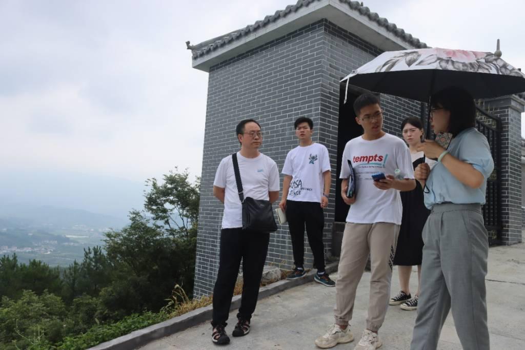 7月16日，武汉东湖学院管理学院“逐梦黄花乡”实践队赴宜昌市夷陵区黄花镇宜昌老高荒生态农业有限公司开展实践调研活动，深入了解特色产业引领乡村产业振兴等情况。