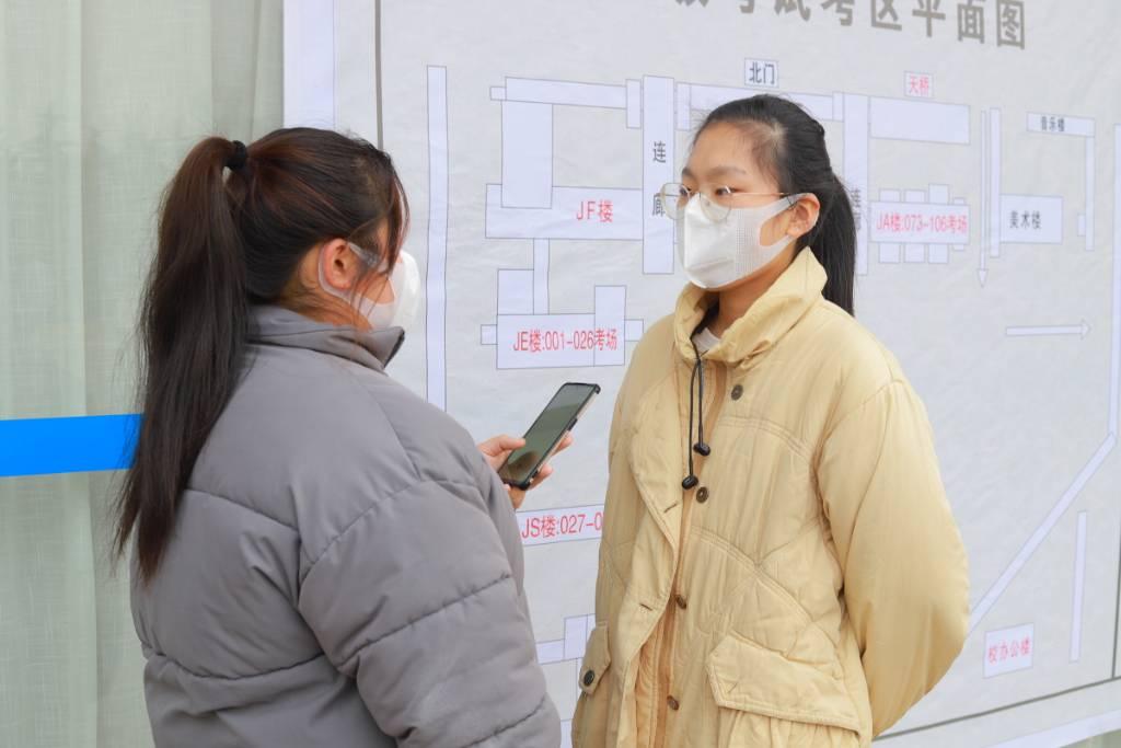 图为实践队员对高校学生进行调研，了解其对红色文旅知识的认识情况.