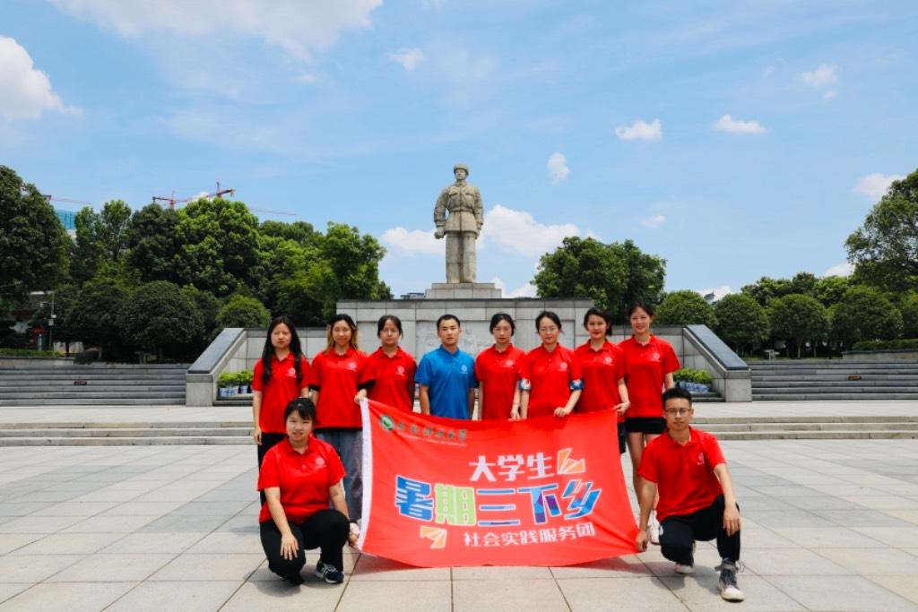 实践团成员在雷锋铜像前合影留念