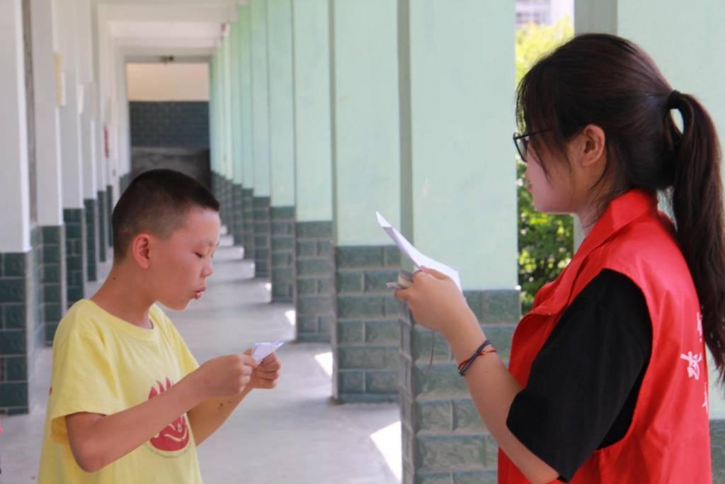 图为老师给同学指导朗诵，学生激情澎湃地朗诵着诗歌。