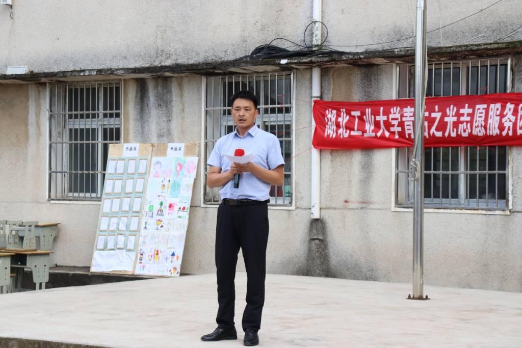 图为驼子中心小学龙校长发言