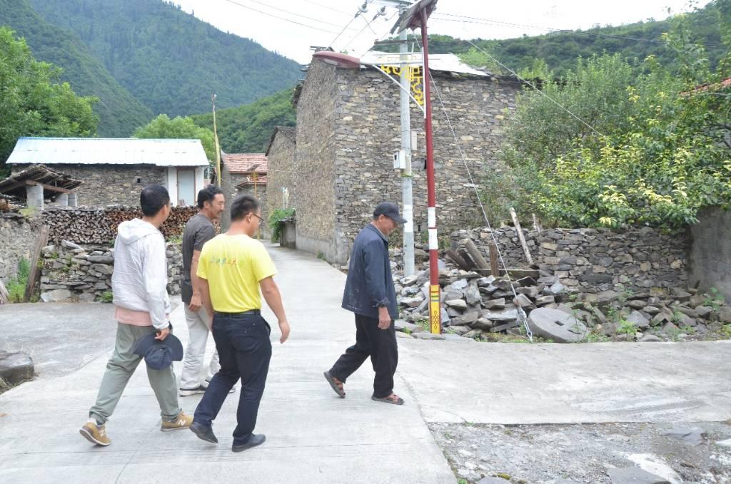 图为当地村干部及实践团指导老师走访抗战老兵家中。通讯员 宋家艺 摄