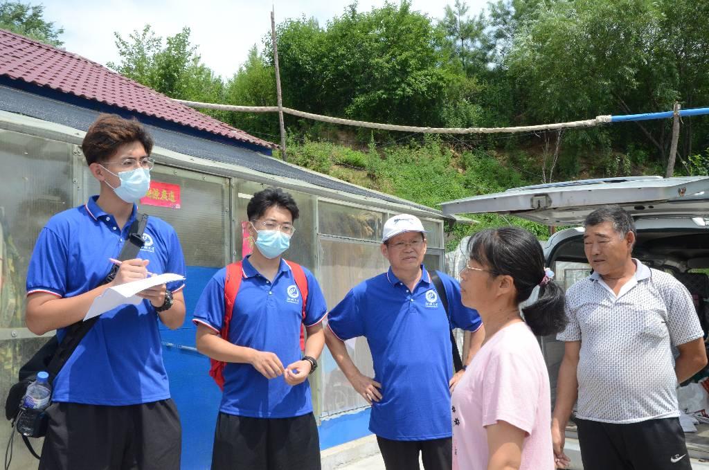 团队成员调研白山市江源区的个体养蜂户、调研他们关于电商的看法