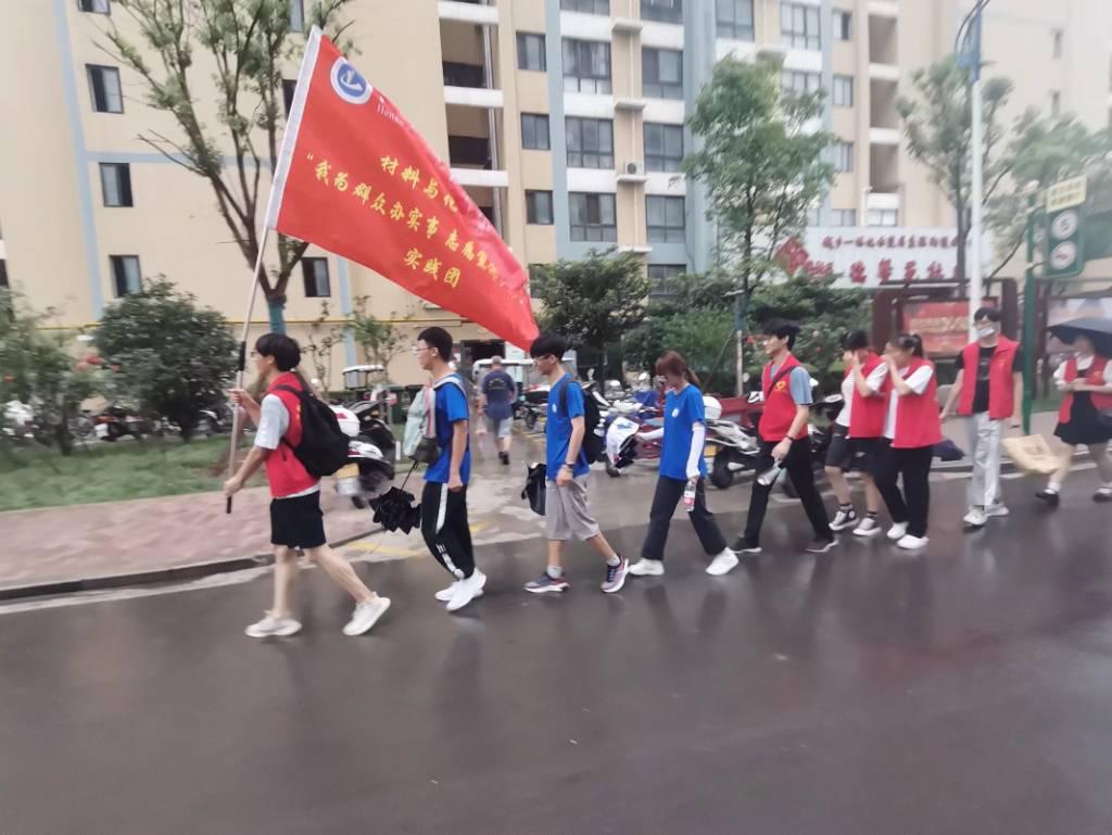 图为实践团走进社区