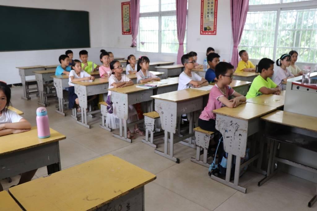 图为小朋友认真听老师讲解卫生包干区分配以及打扫卫生的要求。 大学生网报通讯员 周小满 提供