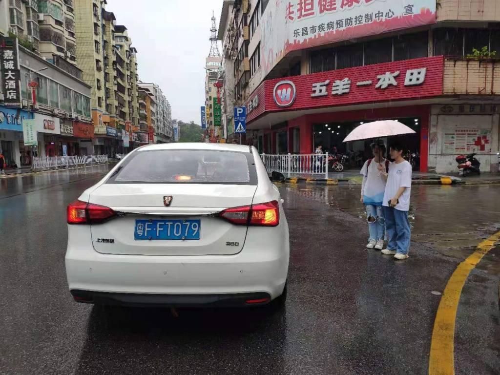 图为实践队员准备乘车前往实践调研地。