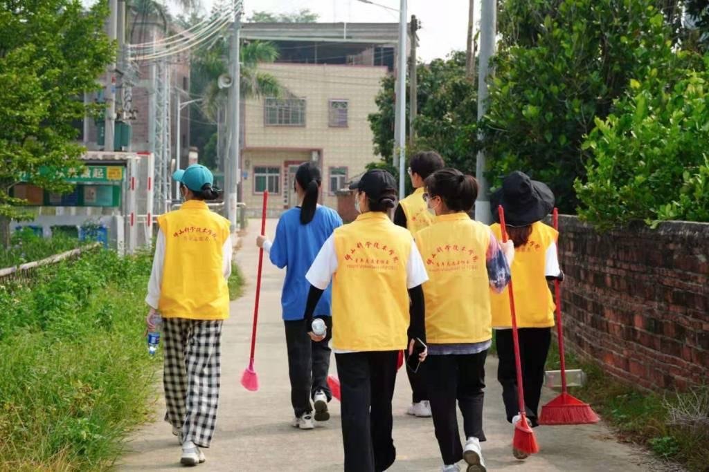 图为正在前往登塘小学的队员。筑梦计划服务队 邬洢尹 摄