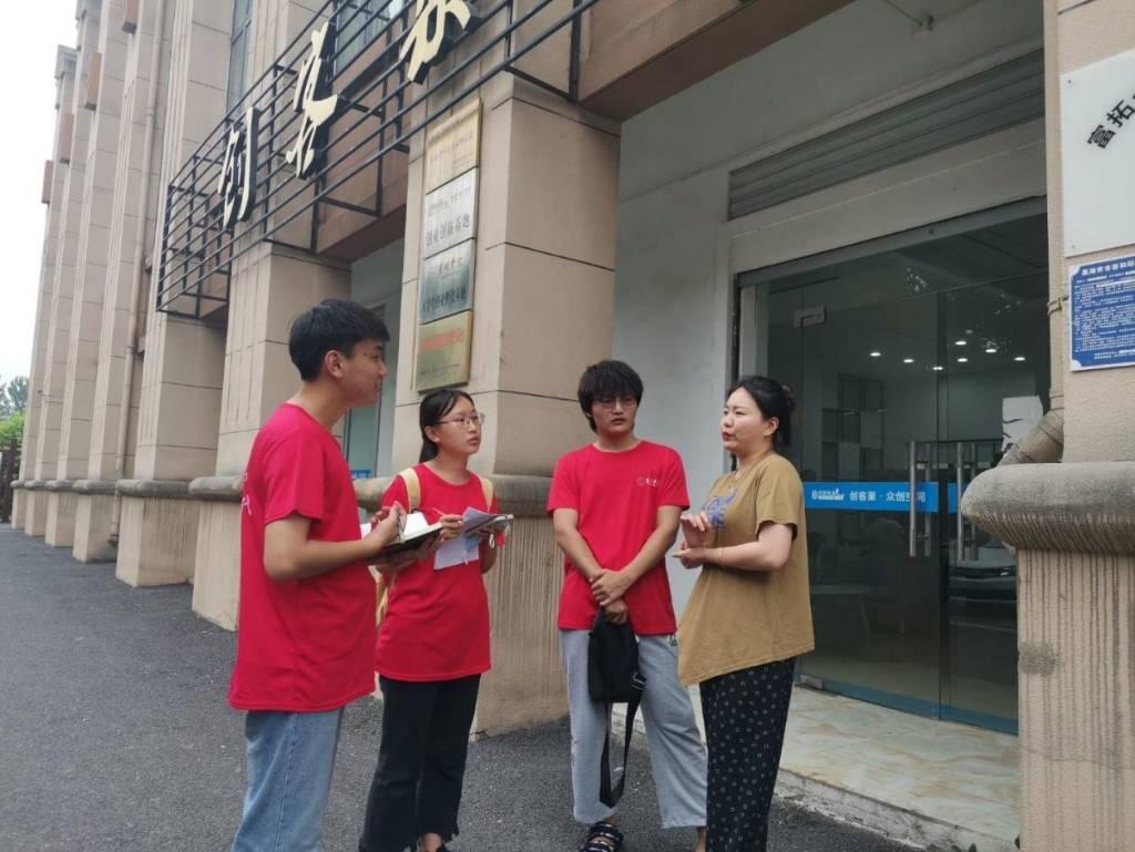 图为团队成员向富拓企业服务有限公司巢湖分公司人事经理童文静询问公司对大学生就业要求。