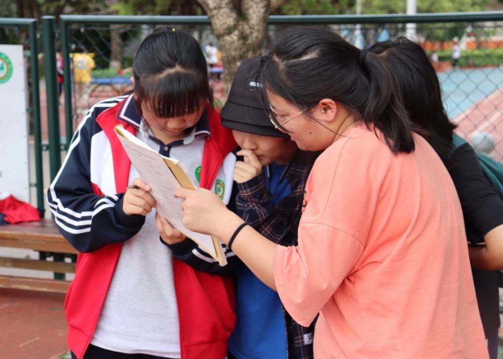 图为老师在为同学们答疑