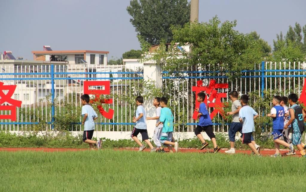 运动开始前，孩子们在跑步热身。中国青年网通讯员 喻越 供图