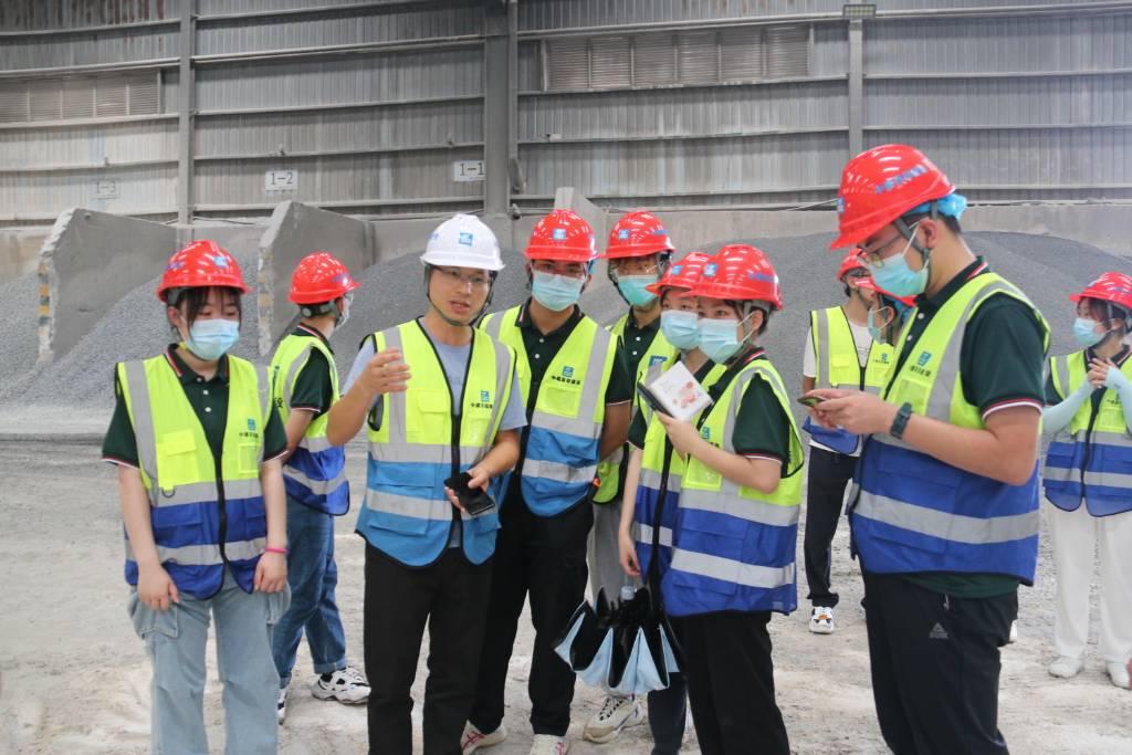 图为工程师向实践团成员介绍生产线流程。