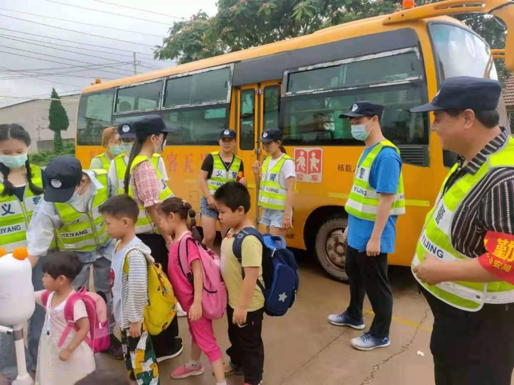 伴着蒙蒙细雨，义警队伍来到了启蒙幼儿园的护学岗上，护送孩子们有序登上校车，夕阳下，队员们守护祖国新生代的身影显得格外长。