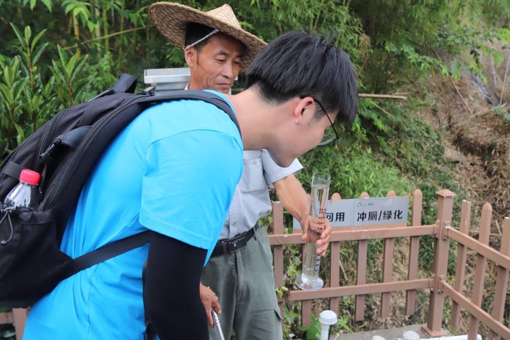 图为实践团成员观察污水处理站点出水水质 杨诺闻 摄