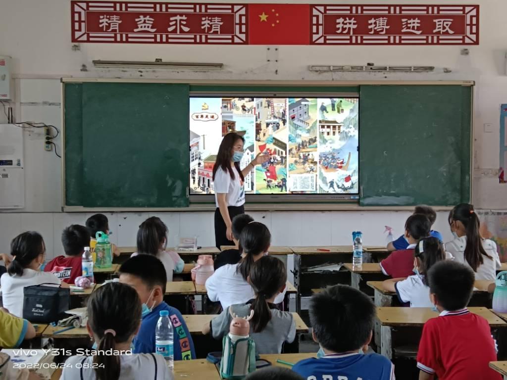 团队成员在向学生们讲解党史内容