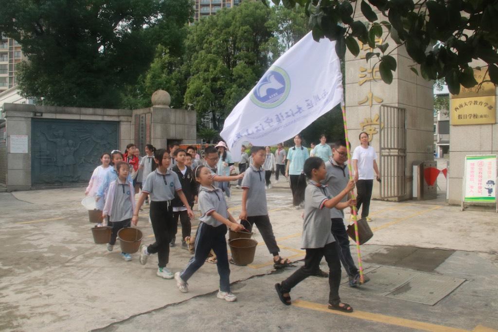 学生们在老师的带领下前往劳动实践基地采摘玉米。