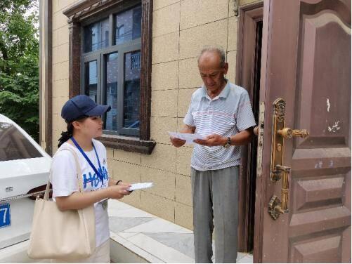 图为实践队员向当地村民了解香椿产业状况。通讯员李梦婷供图