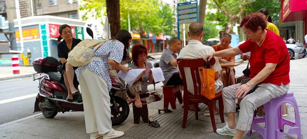 （图为书院之旅实践团成员对周边居民进行调研 成员陶静怡摄）