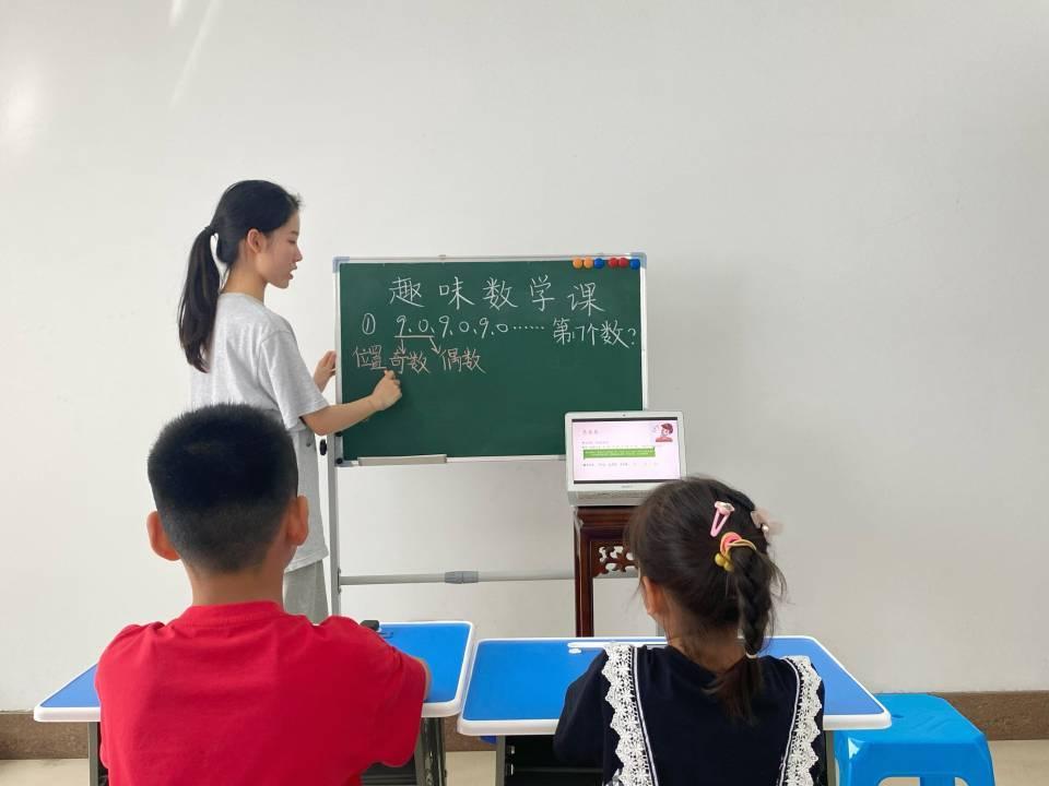 小朋友正在认真学习数学。