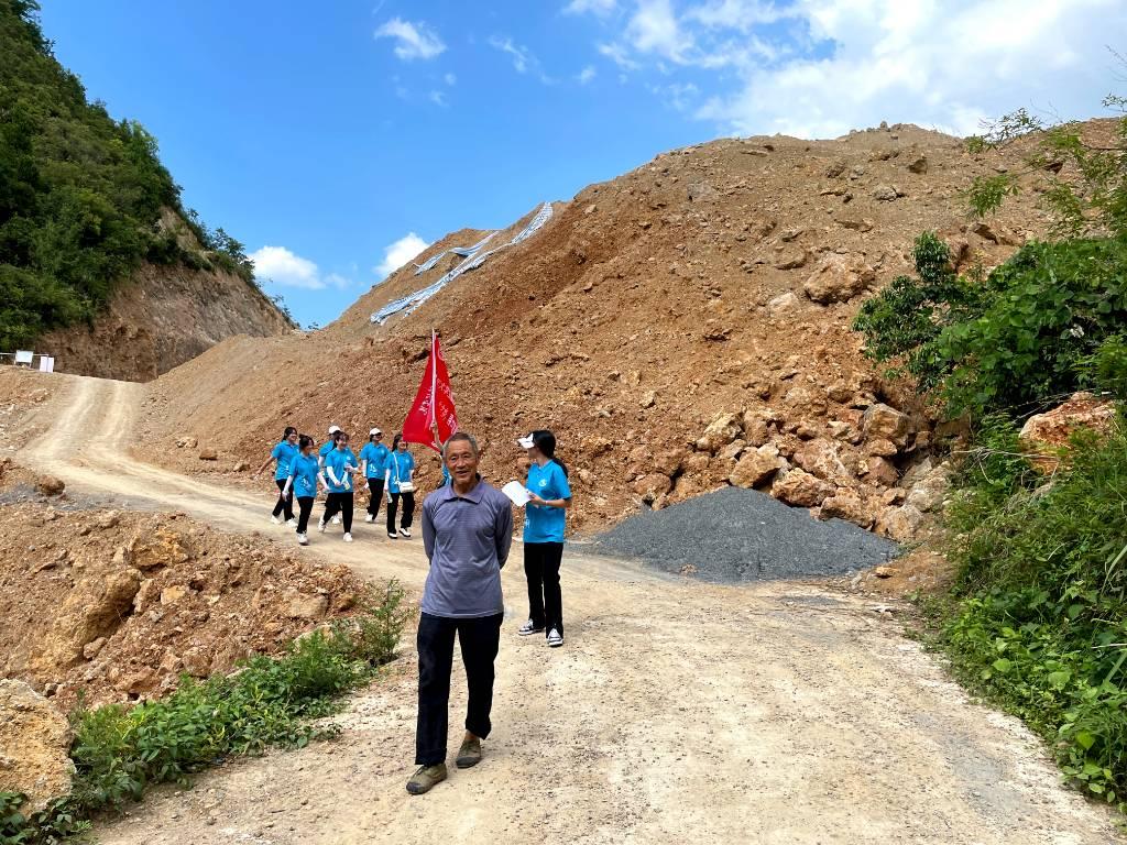 本图为调研团在火埠村村民的带领下前往火埠村