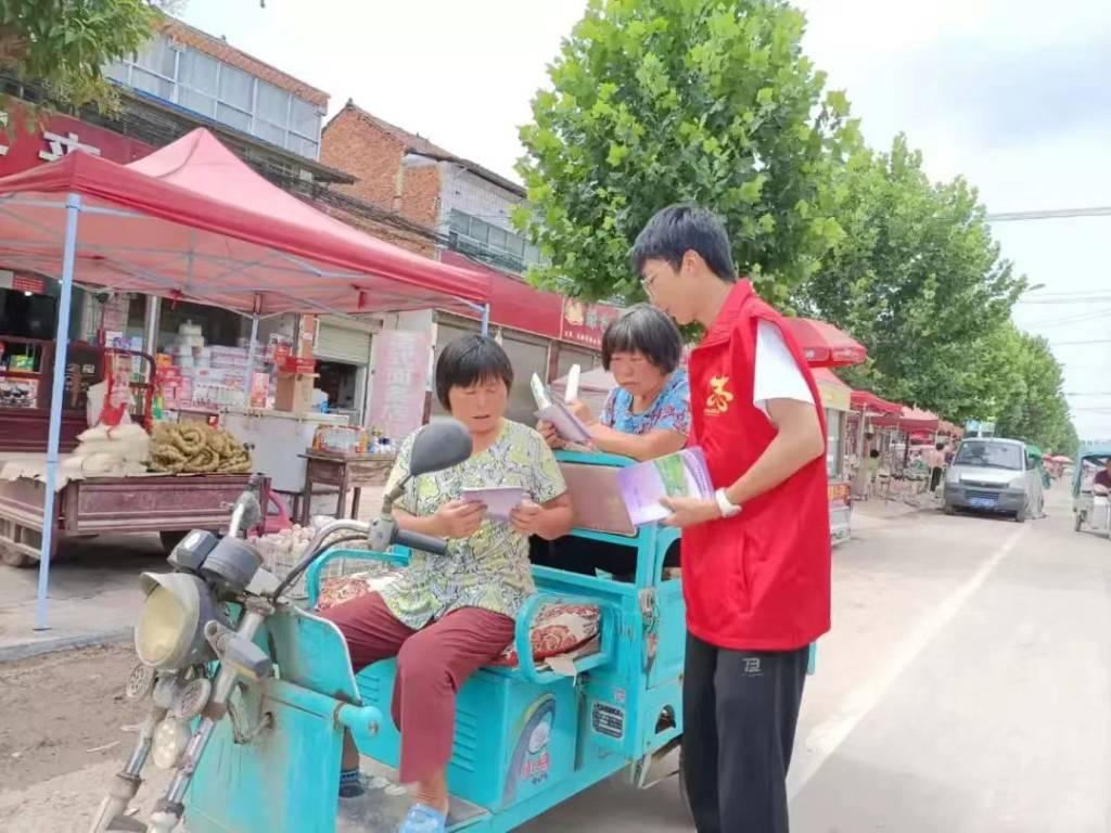 图为实践队成员在宣传防溺水知识