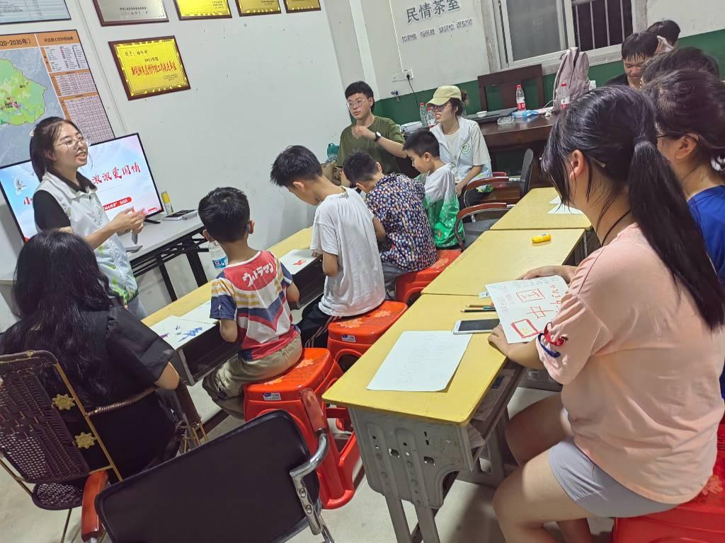 图为实践队在对福岭村小孩子进行爱国教育宣传。