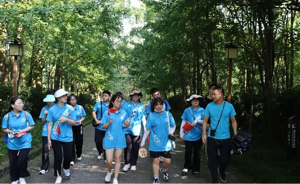 图为实践团成员前往古战场遗址地。通讯员 李佳灵 摄