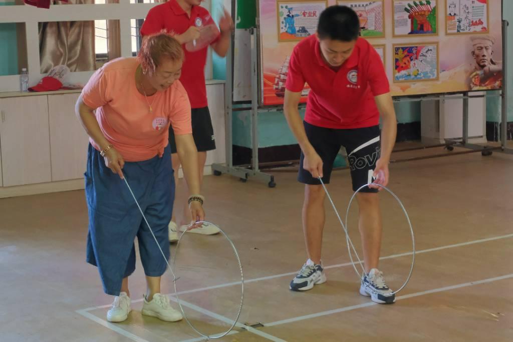 2022年7月11日，为帮助村民们加强锻炼，改善身体素质，厦门医学院“红萤鹭岛，医系桑榆”暑期“三下乡”实践队来到泉州晋江市金井镇围头村，为当地村民举办了一场妙趣横生的健身趣味运动会，结合康复理念从“平衡”、“协调”、“注意力”、“感知觉”四个角度设置铁环障碍跑、巧云乒乓球、毽球飞舞、舞动热情四项趣味运动，与村民们一同强身健体，进一步加强防病强身意识，以实干践行服务理念，守护人民健康。