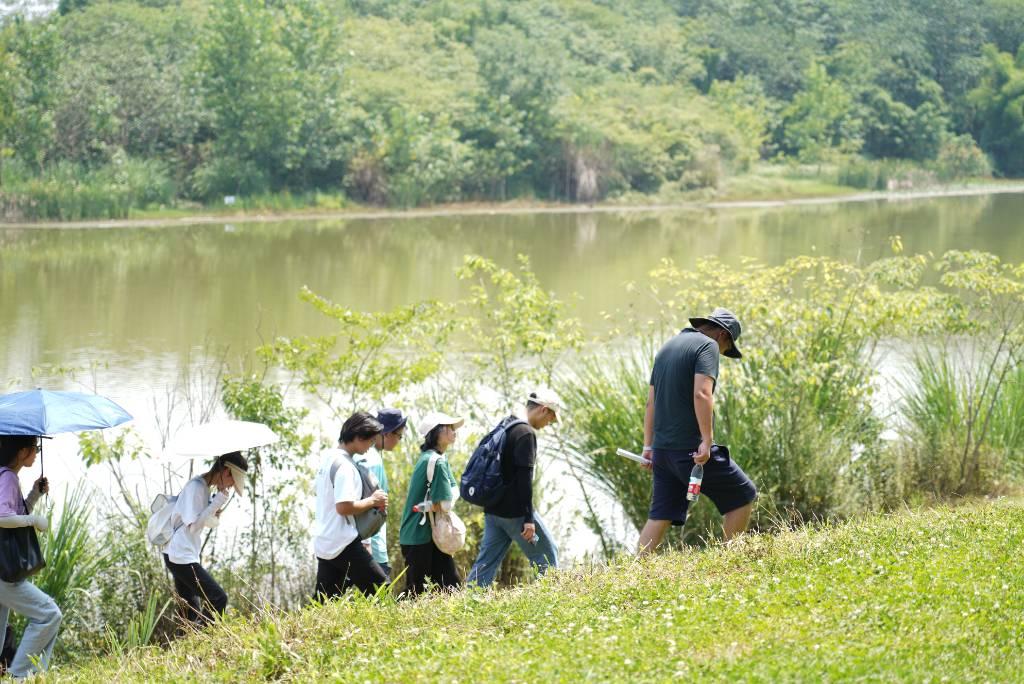 图为同学们在老师带领下开展社会实践。赵楠欣 摄