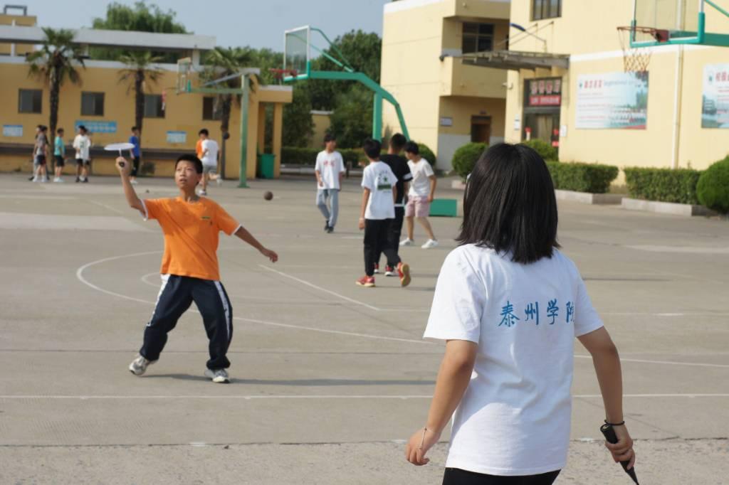 7月3日下午，泰州学院2022年暑期乡村留守儿童夏令营开营仪式在兴化市戴窑镇兴化乐吾实验学校艺术中心举行。