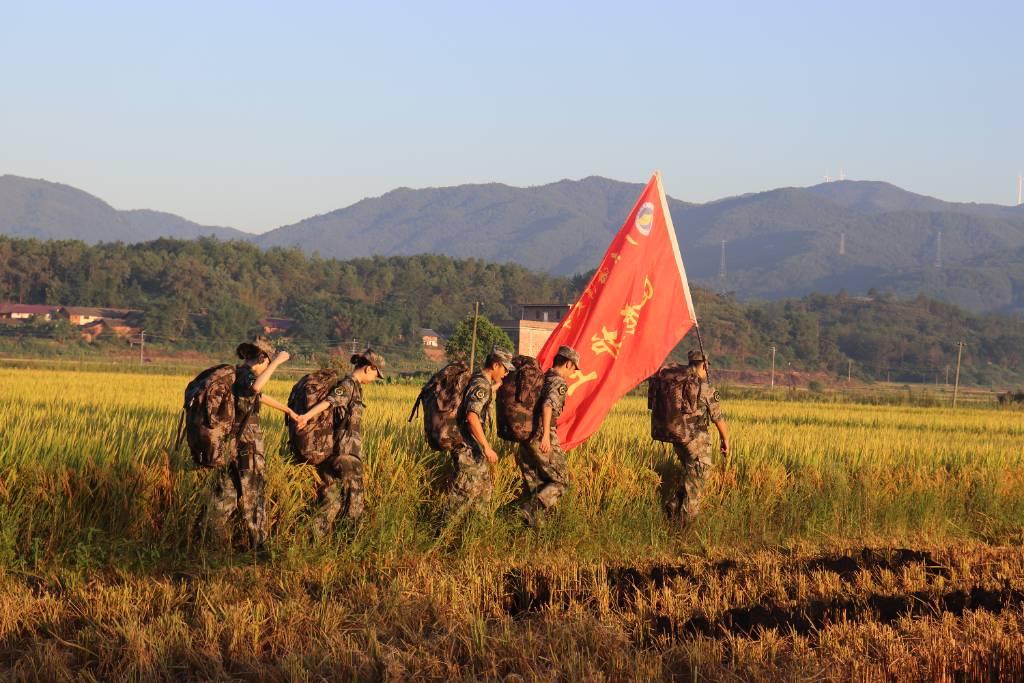 图为队员们在重走长征路上团结互助走过田间小道。通讯员 徐海欣 摄