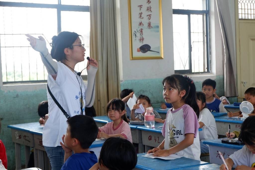 图为支教老师在英语课上进行提问，孩子们积极回答问题。（安徽师范大学 李鑫 提供）