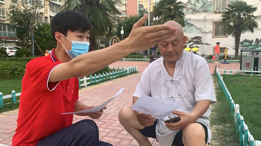 图为青马学员向当地社区居民介绍此次宣讲地点场所和大致内容。