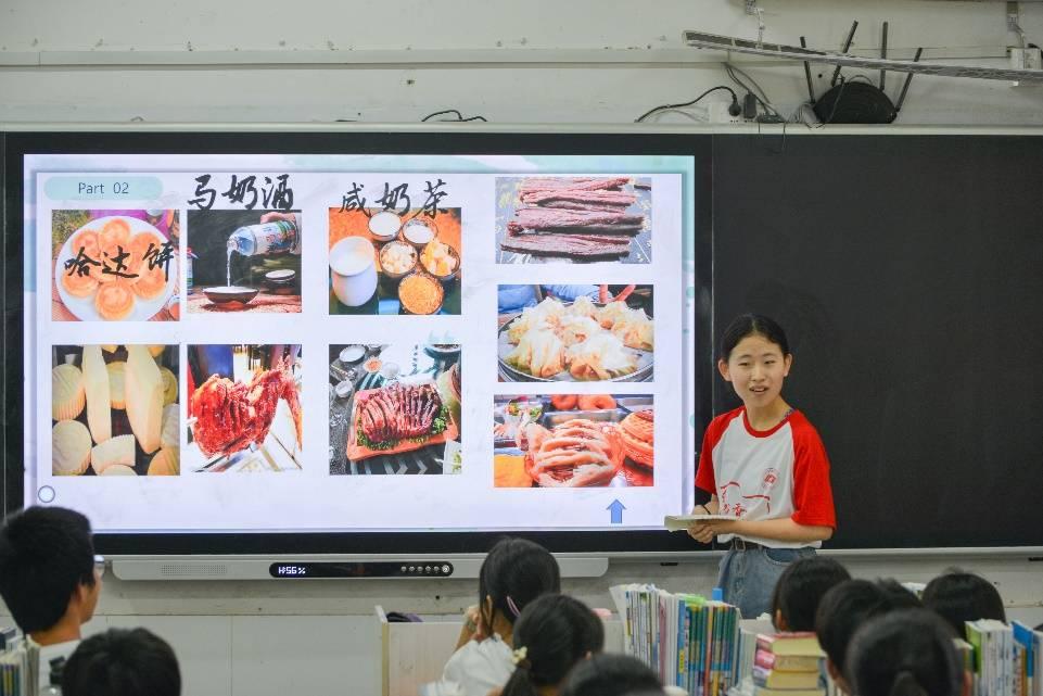 图为队员带领孩子们了解内蒙古美食。通讯员 郑正 摄