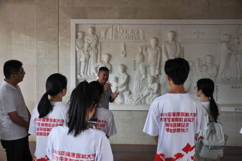 图为潘荣阳博士讲解福建医科大学知名校友潘明继教授的生平 吴超供图