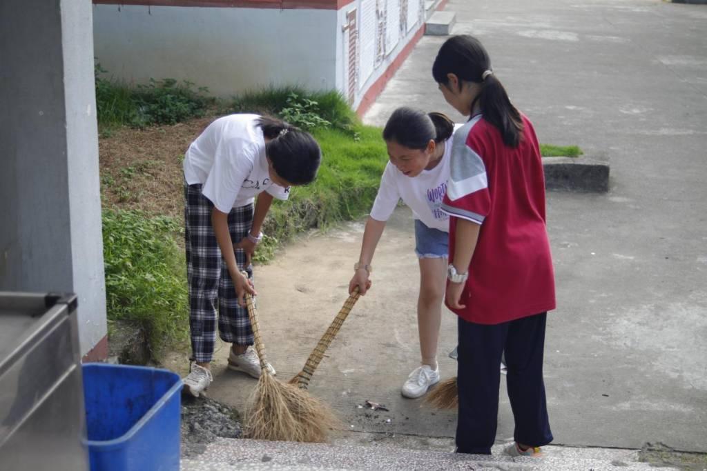 图为赤壁中学六年级学生在早饭后认真清扫包干区卫生。通讯员 粟永硕 摄