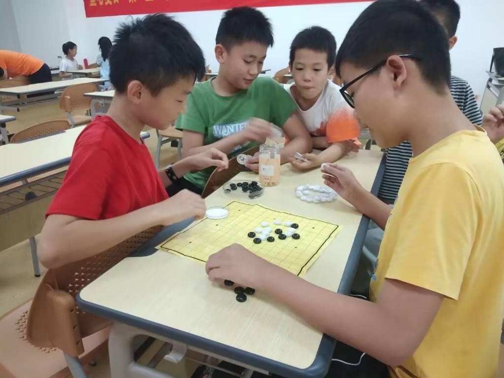 图为学生们在较量棋艺，场面激烈其余学生在一旁围观（大学生网报通讯员 刘菊芳摄）