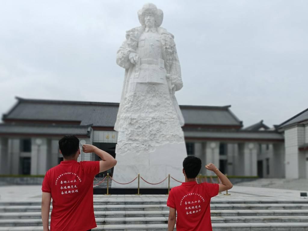 图为河科大学子在杨靖宇将军雕塑前致敬，缅怀先烈，继承使命，展望未来，为新中国现代化的建设出发光发热，添砖加瓦。