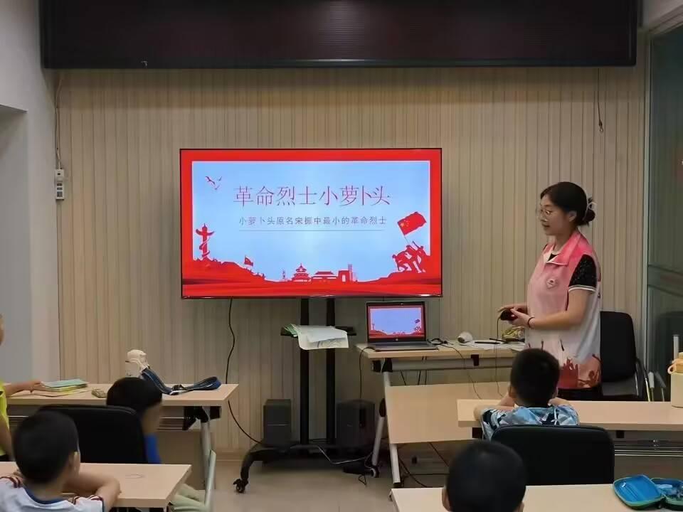 红色教育在小学生思想政治教育中的作用越来越明显，有助于挑战自我、奉献社会，促进社会主义现代化建设过程中形成的崇高精神，所以对于学生们的红色经典学习不能轻视。中国青年网通讯员 周凡靖 摄