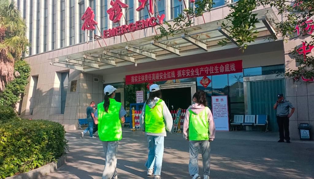 图为实践团成员抵达亳州人民医院进行实地采访。通讯员 沈子钧 摄