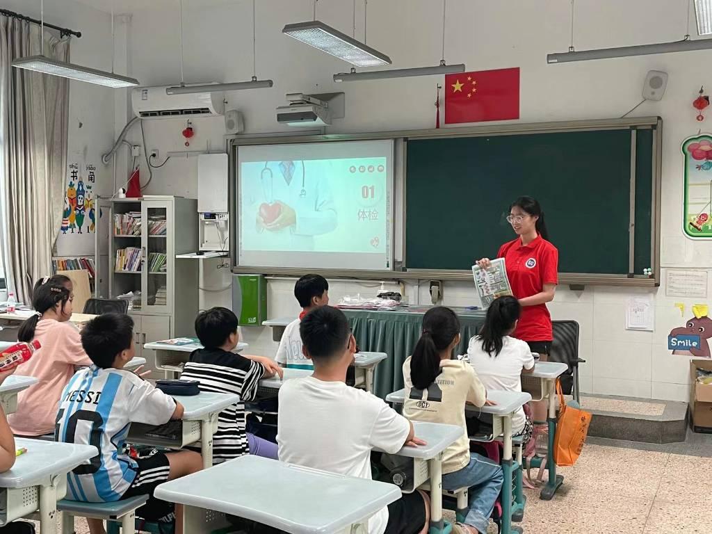 河南科技大学三下乡团队“爱心健康科普实践团”实践队员孙展在浙江省绍兴市浙江师范大学附属小学开展了有关身体器官的小小讲座