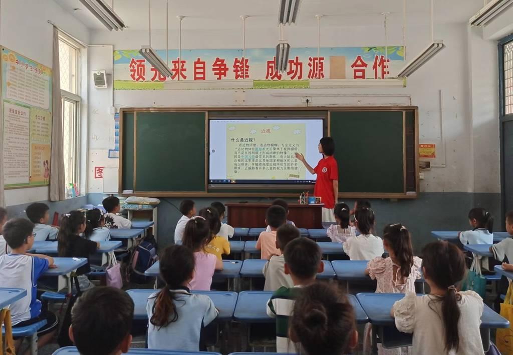 河南科技大学三下乡团队“爱心健康科普实践团”实践队员董怡瑞在河南省洛阳市府店镇小学面向小学生人群开张“有意思能学会”的关于近视的科普宣讲